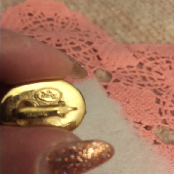 Vintage clip on Earrings. Trifari - Picture 3 of 3